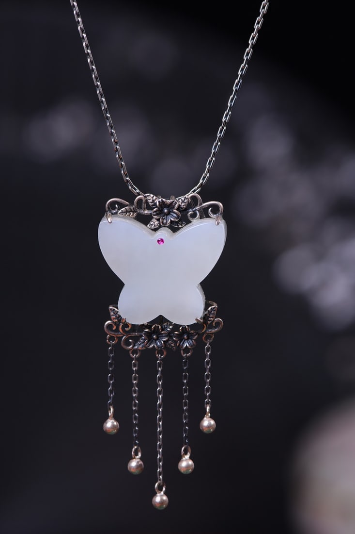 A Exquisite Silver-Inlaid Hotan Jade Butterfly Pendant: A Exquisite Silver-Inlaid Hotan Jade Butterfly Pendant,Size:0.8inx0.9in 银镶和田玉蝴蝶吊坠