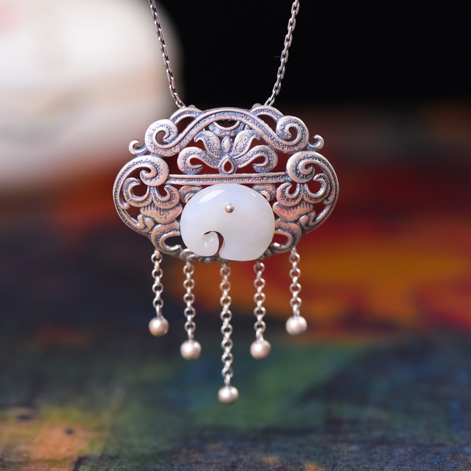 A Exquisite Silver-Inlaid Hotan Jade Ruyi Pendant: A Exquisite Silver-Inlaid Hotan Jade Ruyi Pendant,Size:0.6inx0.7in 银和田玉如意吊坠