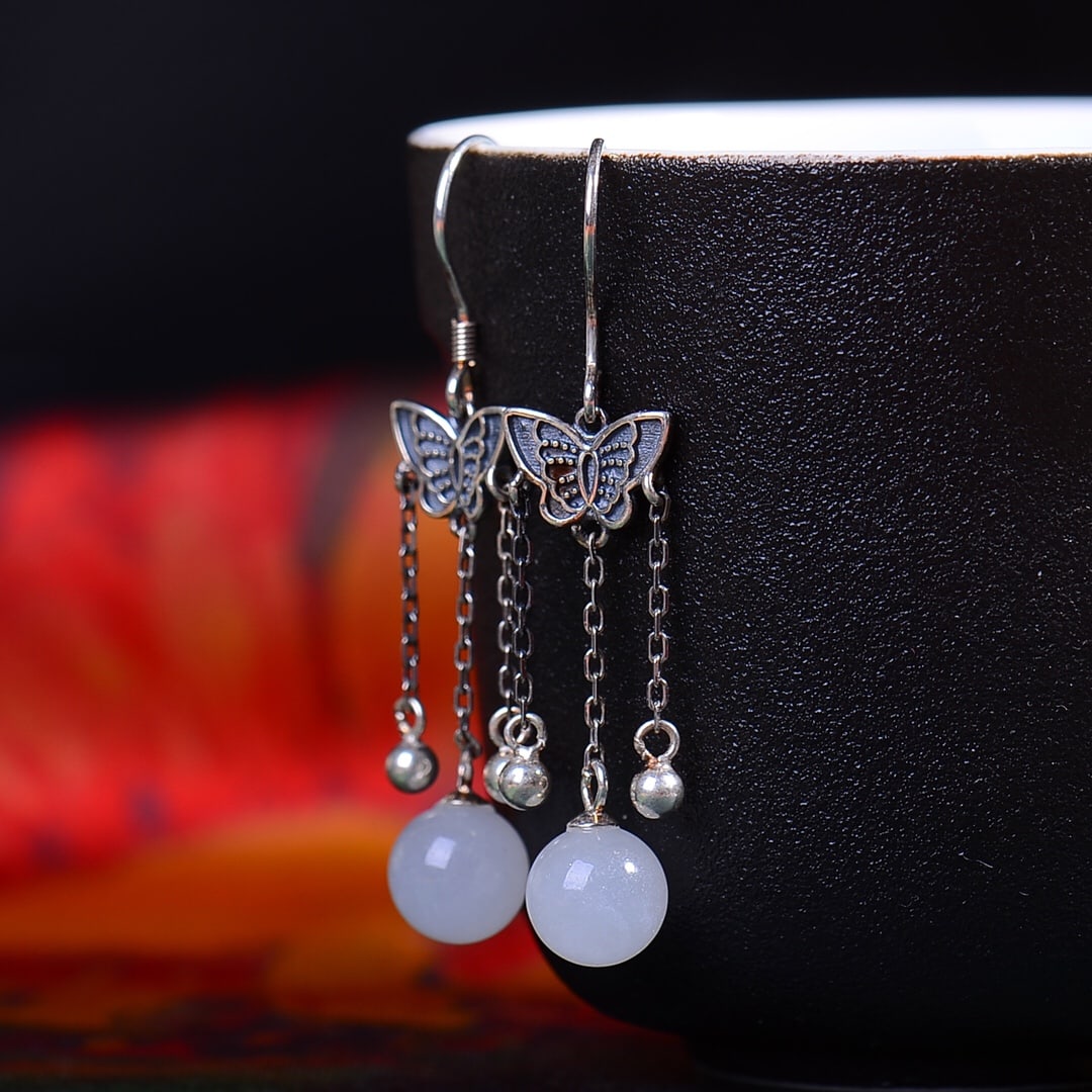 A pair of Exquisite Silver-Inlaid Hotan Jade Butterfly Earring: A pair of Exquisite Silver-Inlaid Hotan Jade Butterfly Earring,Size:0.3inx0.3in 一对银镶和田玉蝴蝶耳坠