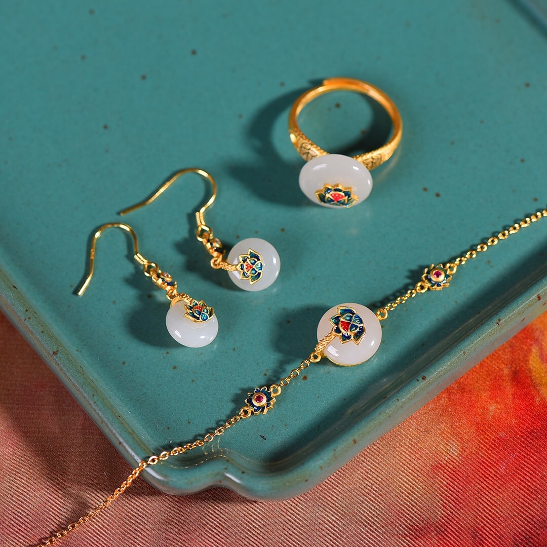 A Set of Exquisite Silver-Inlaid Hotan Jade Flower Jewelry: A Set of Exquisite Silver-Inlaid Hotan Jade Flower Jewelry,Size:0.6inx0.6in(ring) 0.5inx0.5in(bracelet) 0.4inx0.4in(earrings)