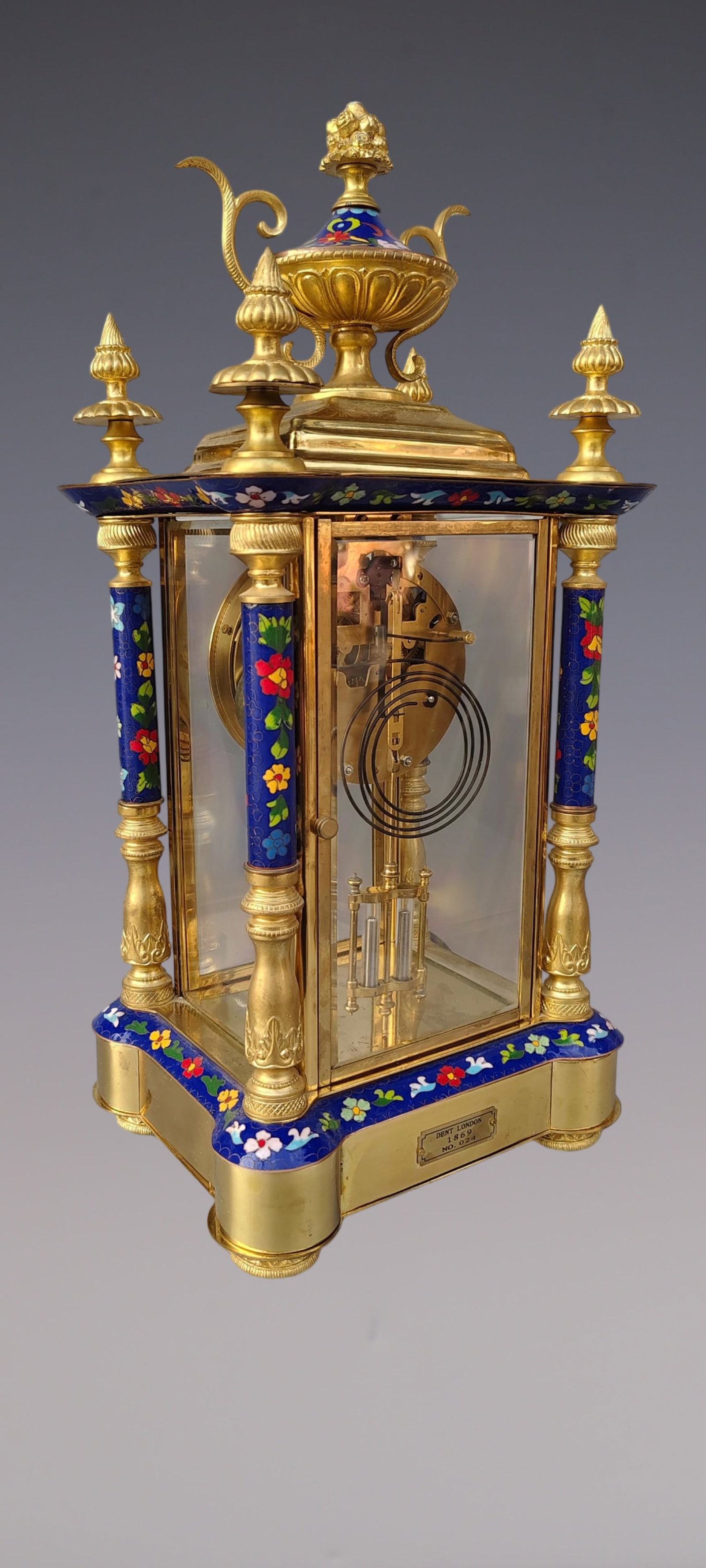 An Exquisite Gilt Bronze Flower Pattern Figure Pattern Clock - 4