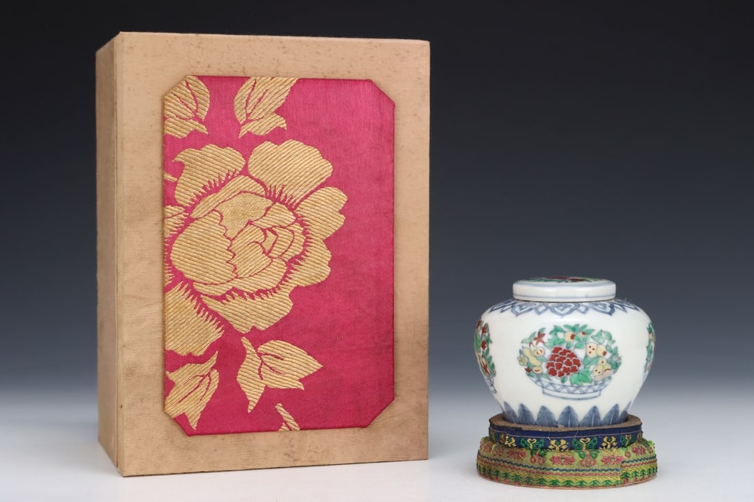 An Exquisite Doucai Flower Pattern Jar - 2