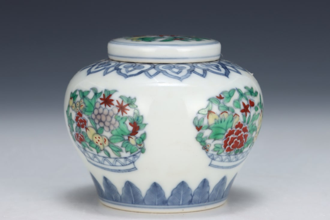 An Exquisite Doucai Flower Pattern Jar - 5