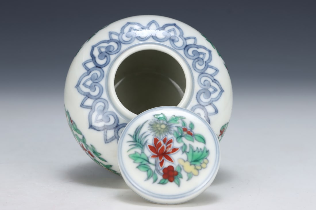 An Exquisite Doucai Flower Pattern Jar - 7