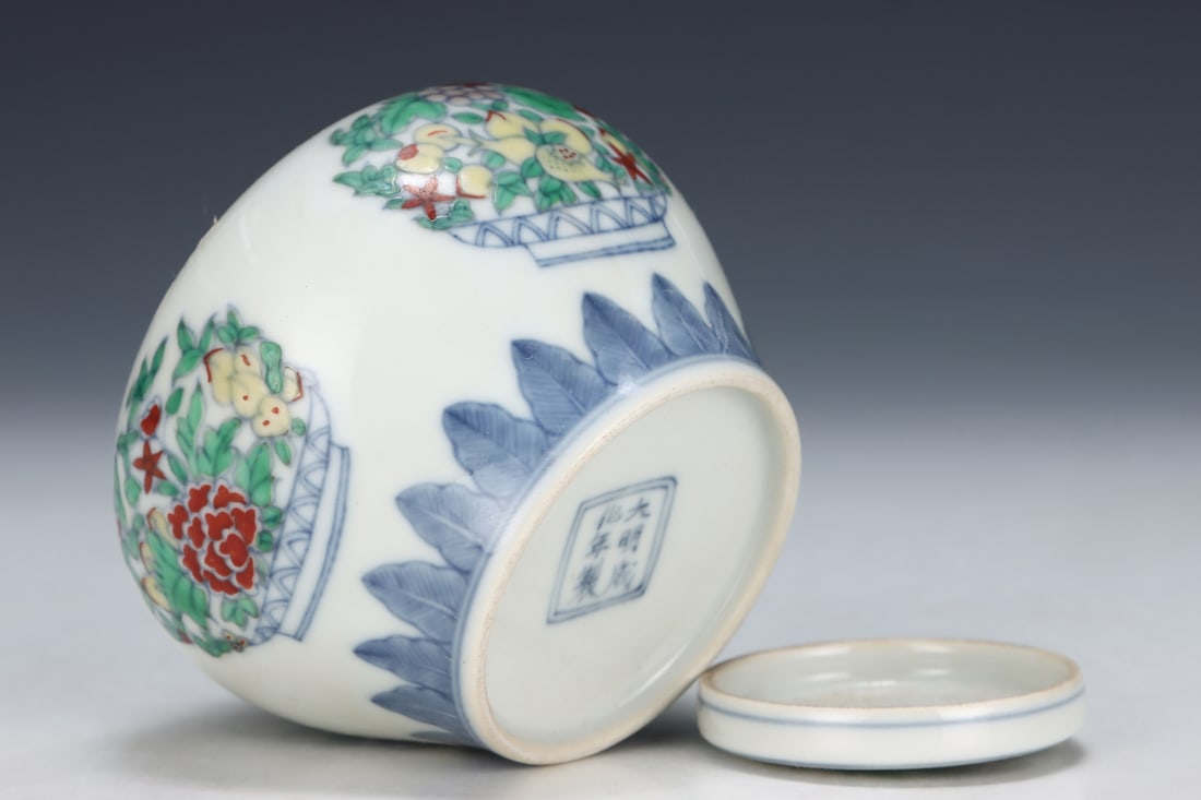 An Exquisite Doucai Flower Pattern Jar - 8