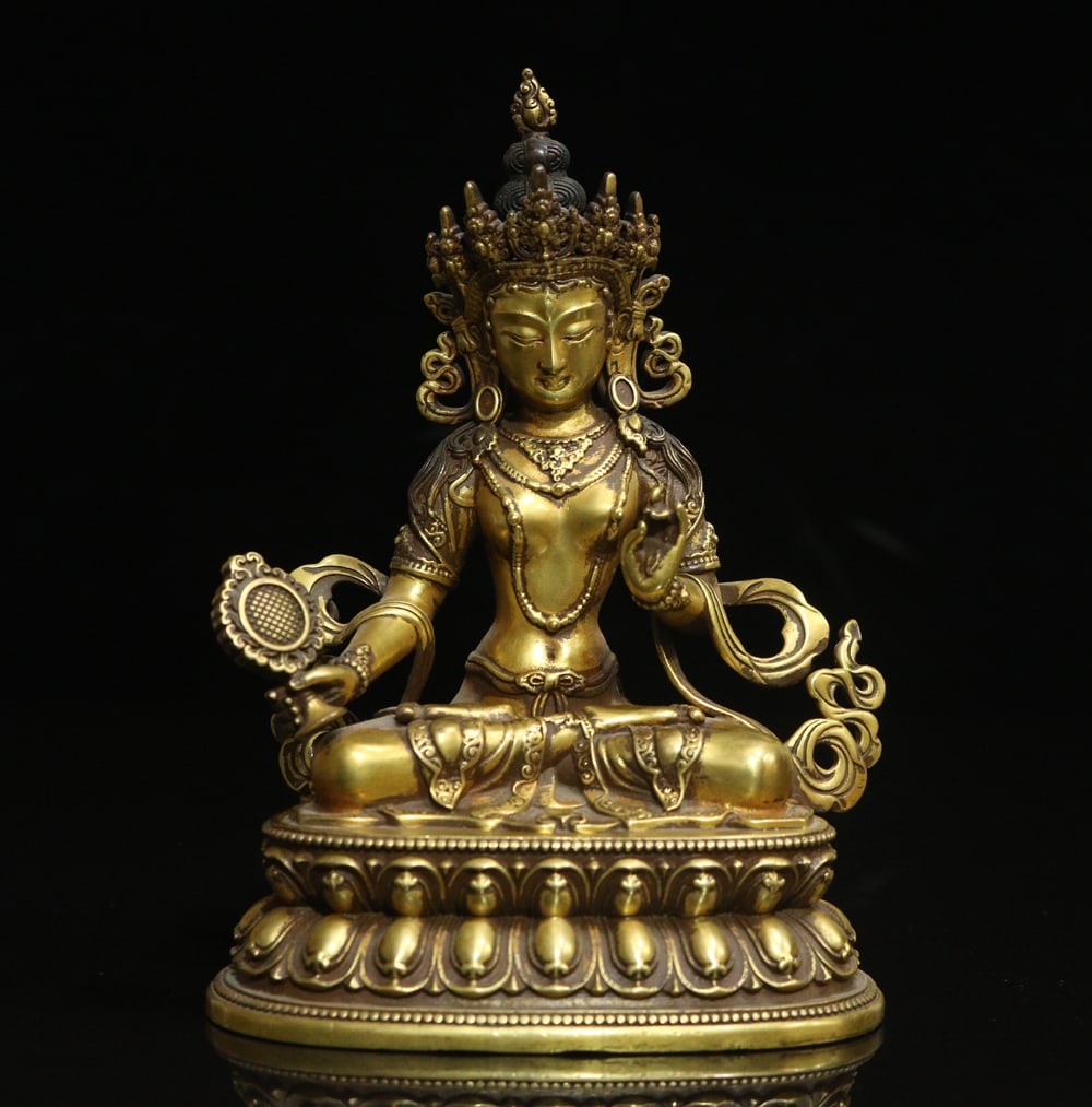 An Exquisite Gilt Bronze Statue of Tara Ornament: An Exquisite Gilt Bronze Statue of Tara Ornament Ming Dynasty, China Yongle Six-character Mark Size:6.3inx4.3inx3.1in Weight:831g铜鎏金杜甘姆渡母菩