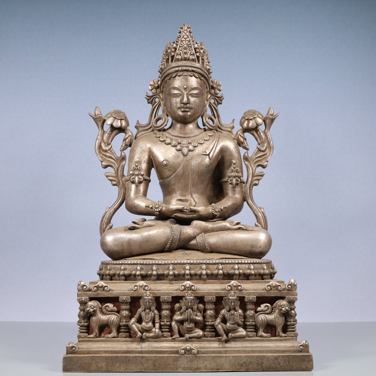 A Exquisite Silver Statue of Avalokitesvara: A Exquisite Silver Statue of Avalokitesvara Ming Dynasty, China Size:13.4inx7.9inx21.5in Weight:18300g银观音佛像 中国明代 Size:34cmx20cmx54.5cm