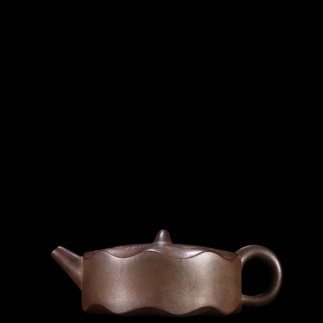 An Exquisite Purple Sands with poem Teapot: An Exquisite Purple Sands with poem Teapot Chen guang ming Size:2.8inx7in Weight:318g紫砂诗文茶壶 陈光明 Size:7cmx17.8cm Weight:318g