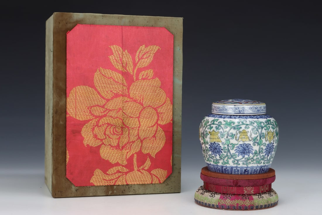An Exquisite Doucai Lotus Pattern Eight Treasures Pattern Jar - 2