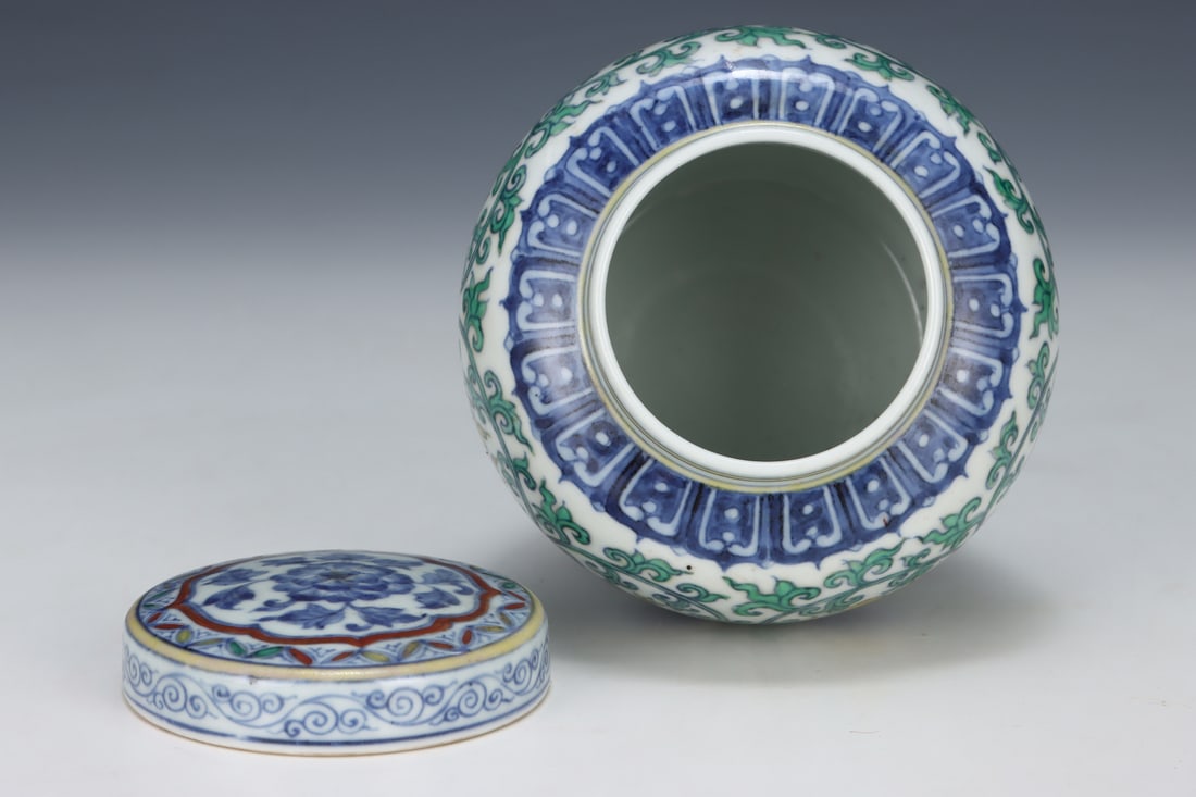 An Exquisite Doucai Lotus Pattern Eight Treasures Pattern Jar - 7