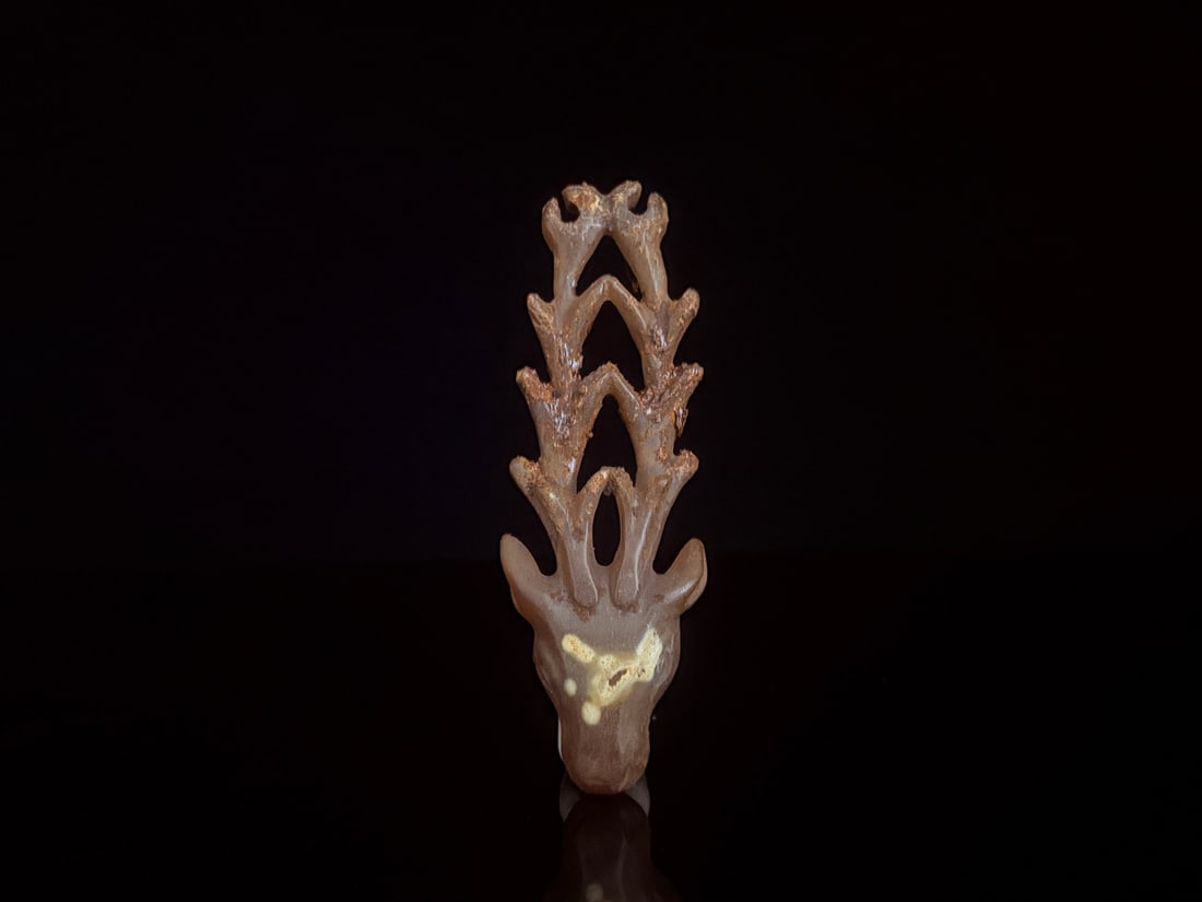 An Exquisite Agate Deer: An Exquisite Agate Deer Han Dynasty, China Size:3.6inx1.2inx0.4in Weight:26g玛瑙鹿 中国汉代 Size:9.2cmx3.0cmx1.1cm Weight:26g