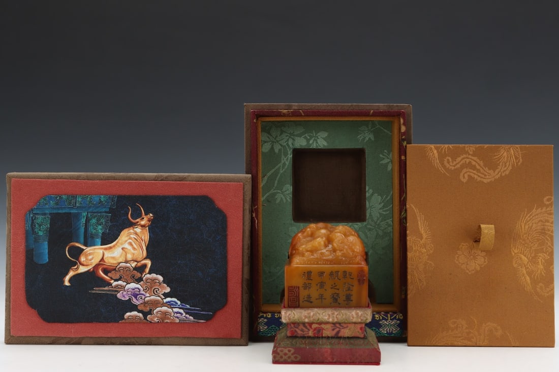 An Exquisite Tianhuang Stone Auspicious Beast Seal: An Exquisite Tianhuang Stone Auspicious Beast Seal Qing Dynasty, China Size:2.4inx2.4inx2.3in Weight:427.2g田黄石兽钮印章 中国清代 Siz