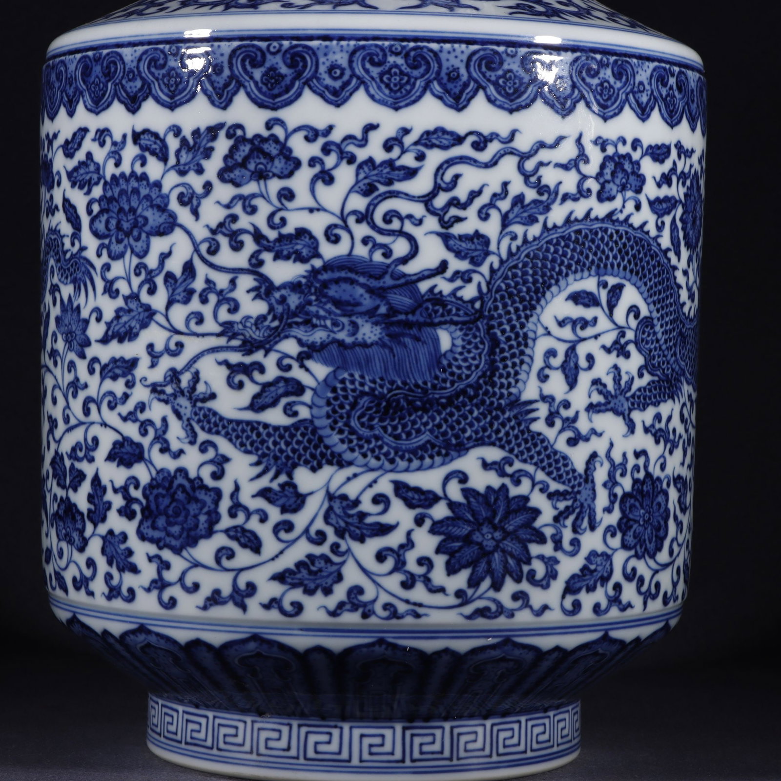 An Exquisite Blue and White Dragon Pattern Flower Pattern Vase - 3