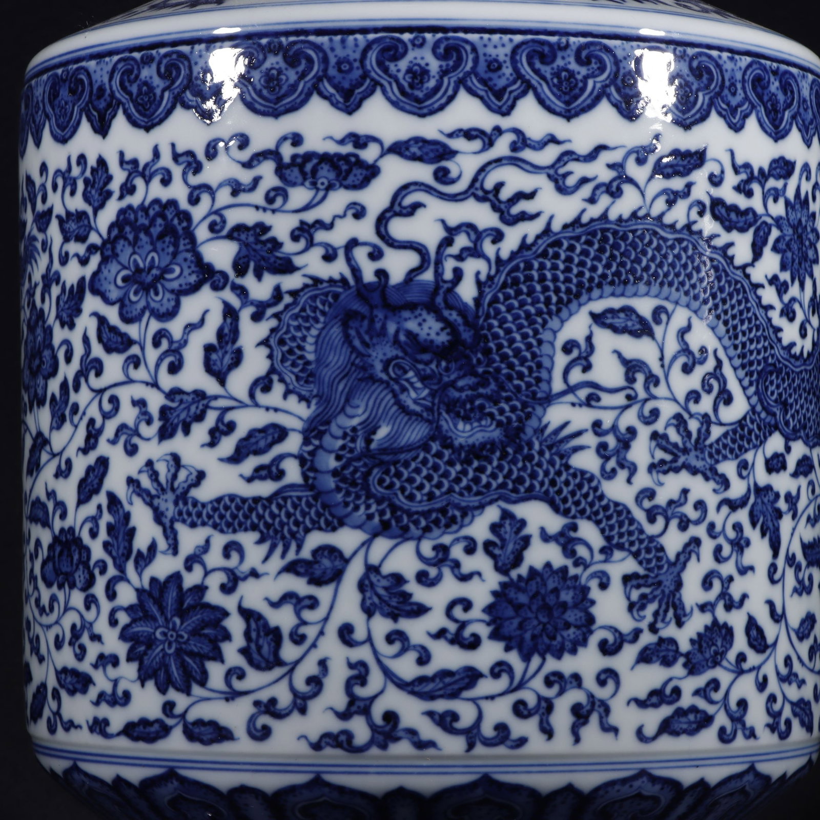 An Exquisite Blue and White Dragon Pattern Flower Pattern Vase - 6