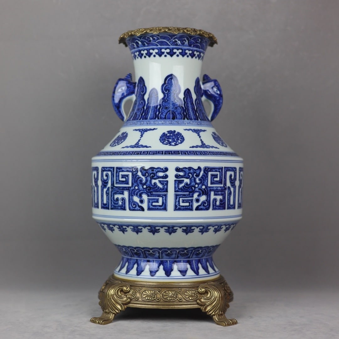 An Exquisite Blue and White Inlaid Bronze Dragon Pattern Double-Ears Vase: An Exquisite Blue and White Inlaid Bronze Dragon Pattern Double-Ears Vase Qing Dynasty, China Qianlong Six-character Mark Size:16.3inx9.1in青花夔龙镶铜边Ö