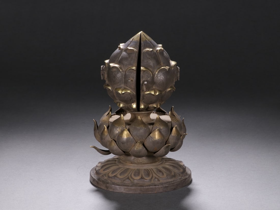 An Exquisite Silver Lotus-Shaped Box - 3
