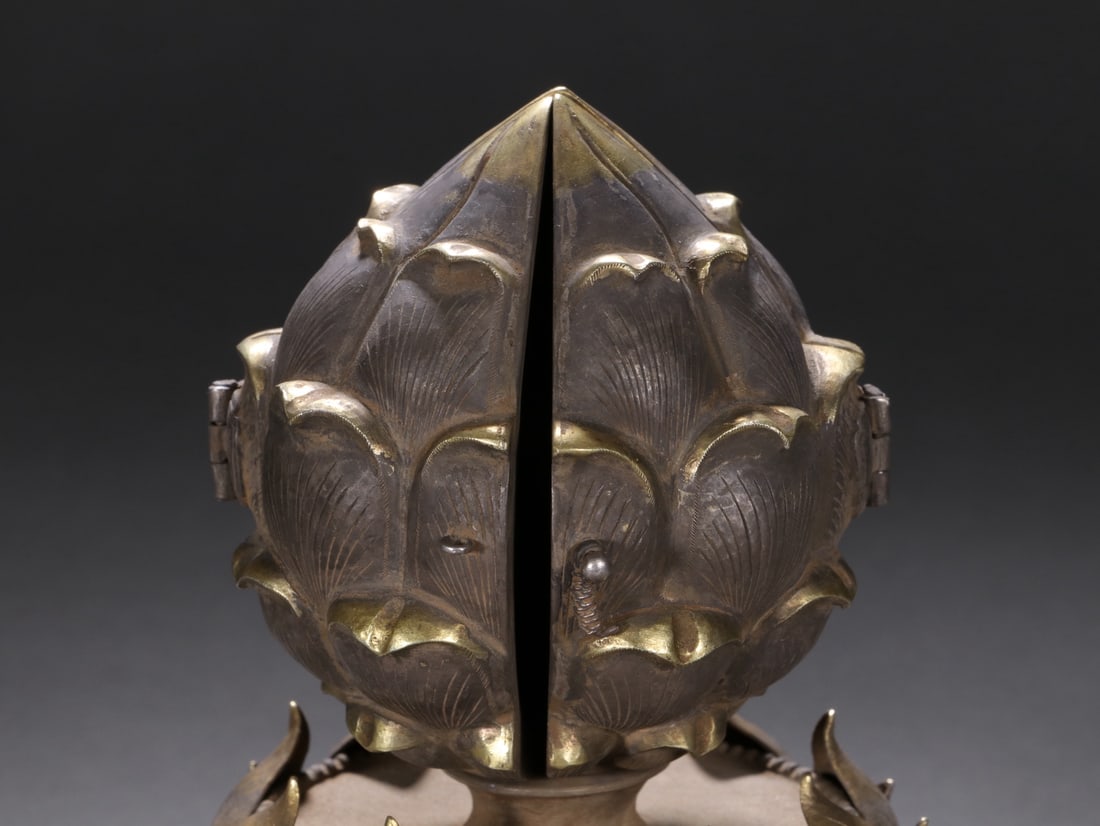 An Exquisite Silver Lotus-Shaped Box - 6