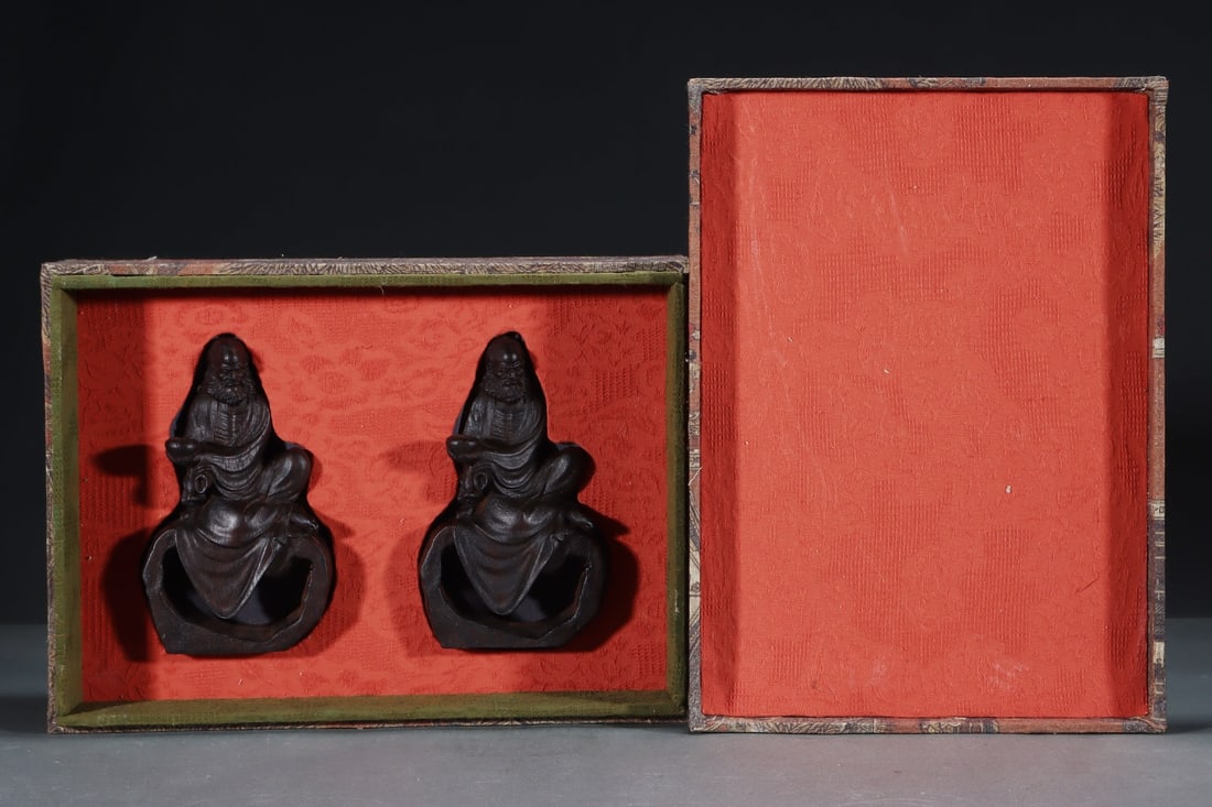 A Pair of Exquisite Eaglewood Statue of Dharma Ornament: A Pair of Exquisite Eaglewood Statue of Dharma Ornament Qing Dynasty, China Size:4.3inx2.6inx7.1in沉香达摩摆件一对 中国清代