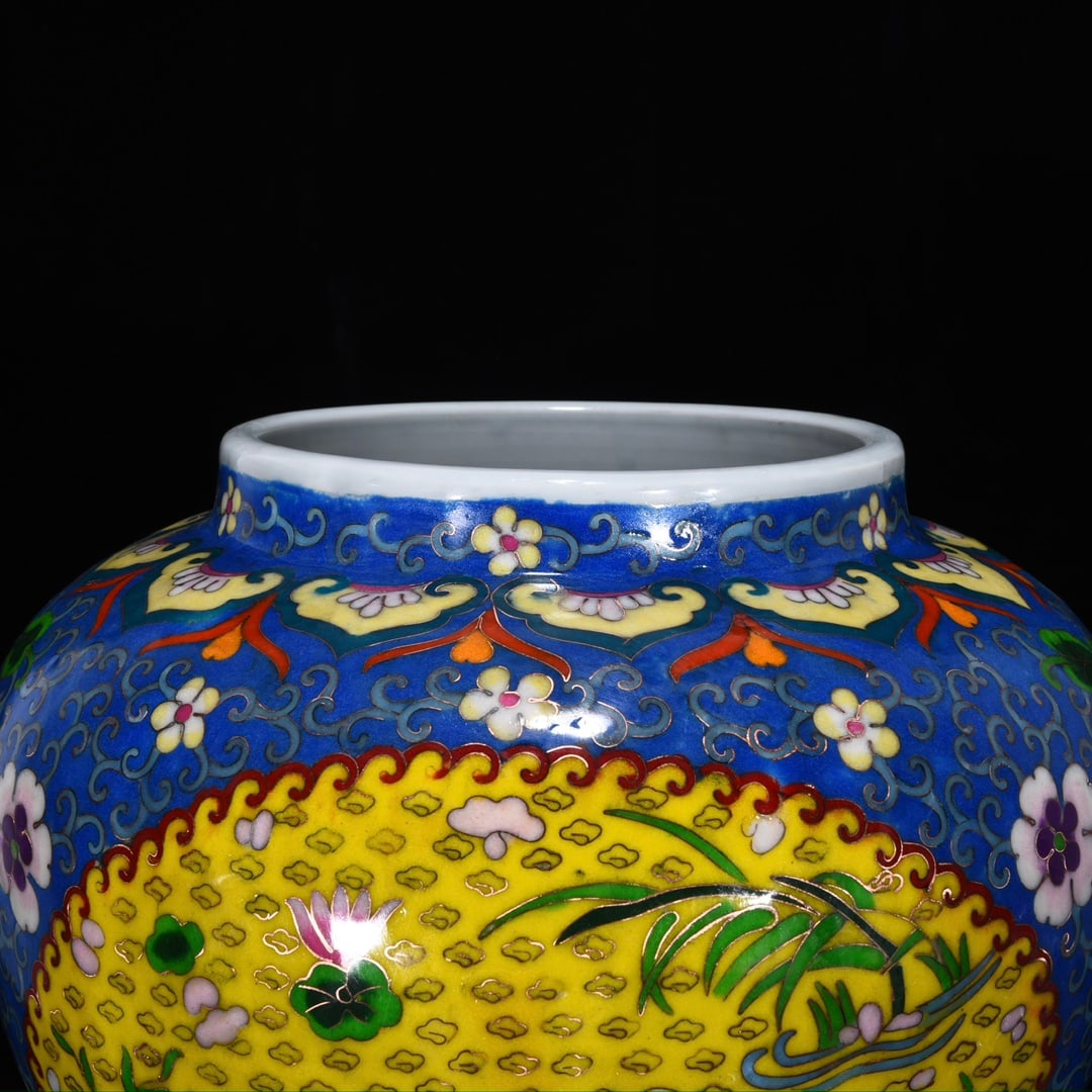 An Exquisite Enamel Flower and Bird Pattern Jar - 5