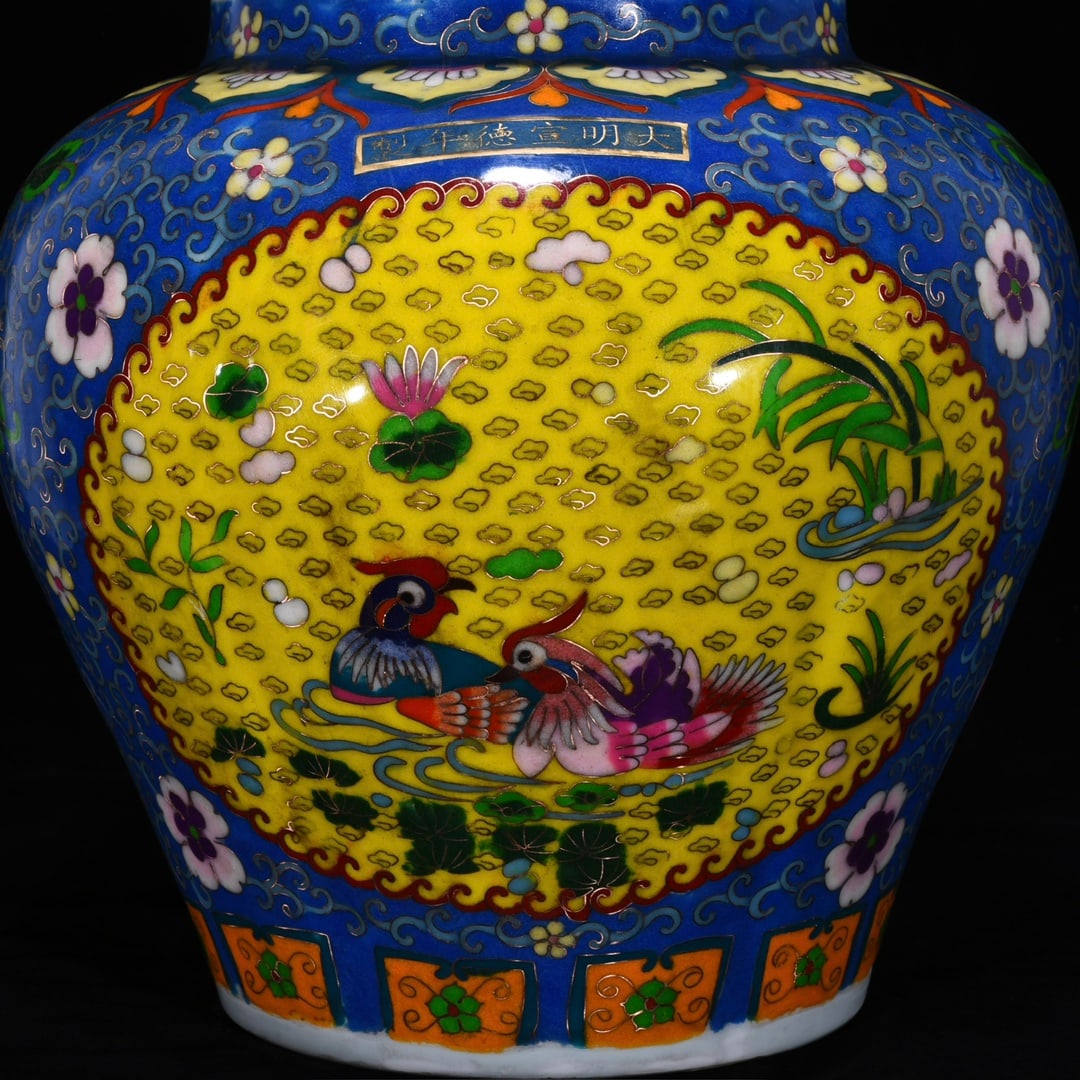 An Exquisite Enamel Flower and Bird Pattern Jar - 6