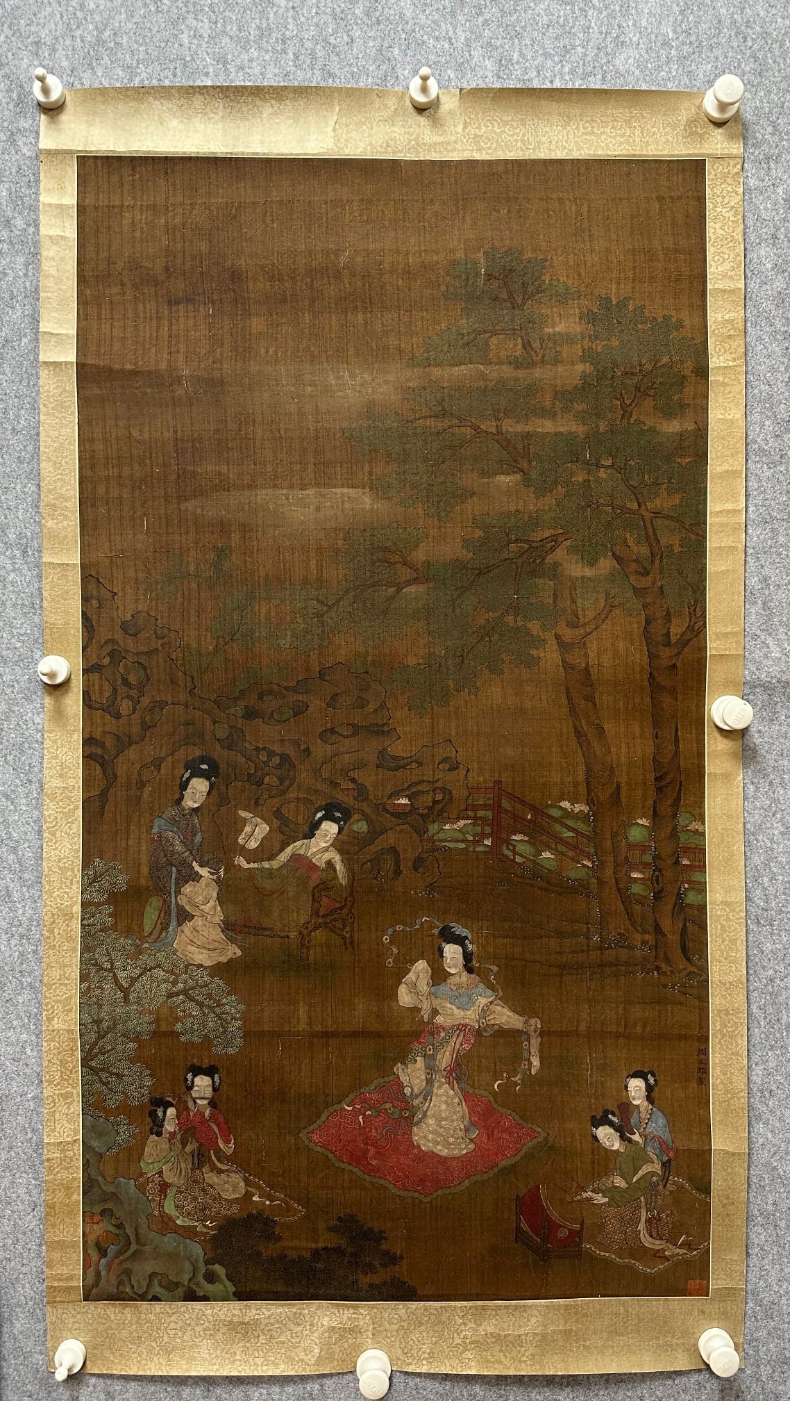 A Chinese Vertical Scroll Ink Painting of Character and Story on Silk: A Chinese Vertical Scroll Ink Painting of Character and Story on Silk Zhou wenju Without frame Size:24.8inx45.3in周文矩人物故事 绢本立๘