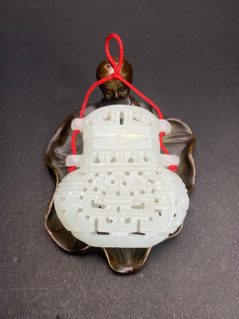 An Exquisite White Jade Pendant: An Exquisite White Jade Pendant Qing Dynasty, China Size:48mmx45mmx12mm Weight:28g白玉香囊挂件 中国清代 Size:48mmx45mmx12mm Weight:28g