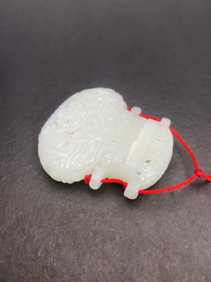 An Exquisite White Jade Pendant - 3