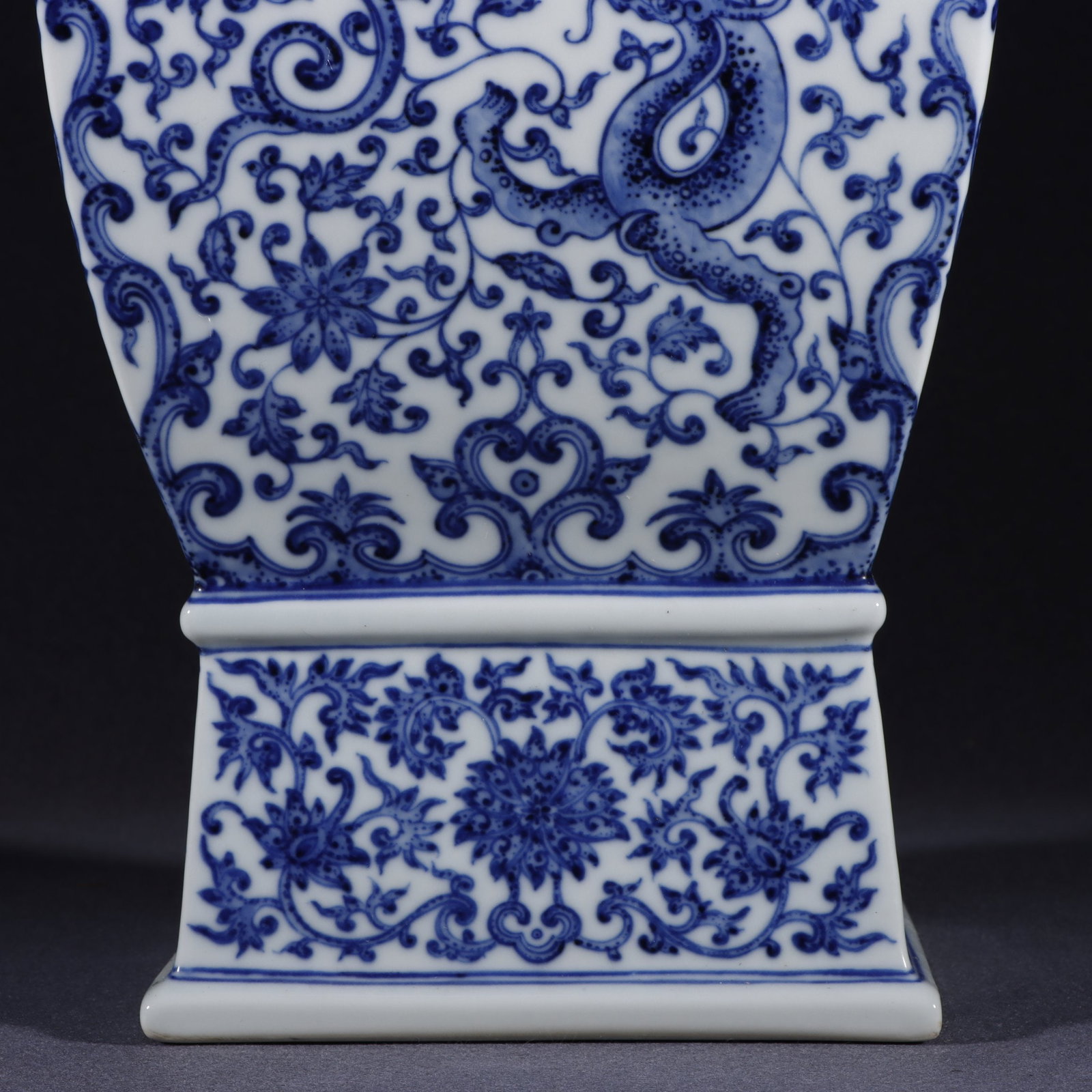 An Exquisite Blue and White Dragon Pattern Flower Pattern Vase - 5