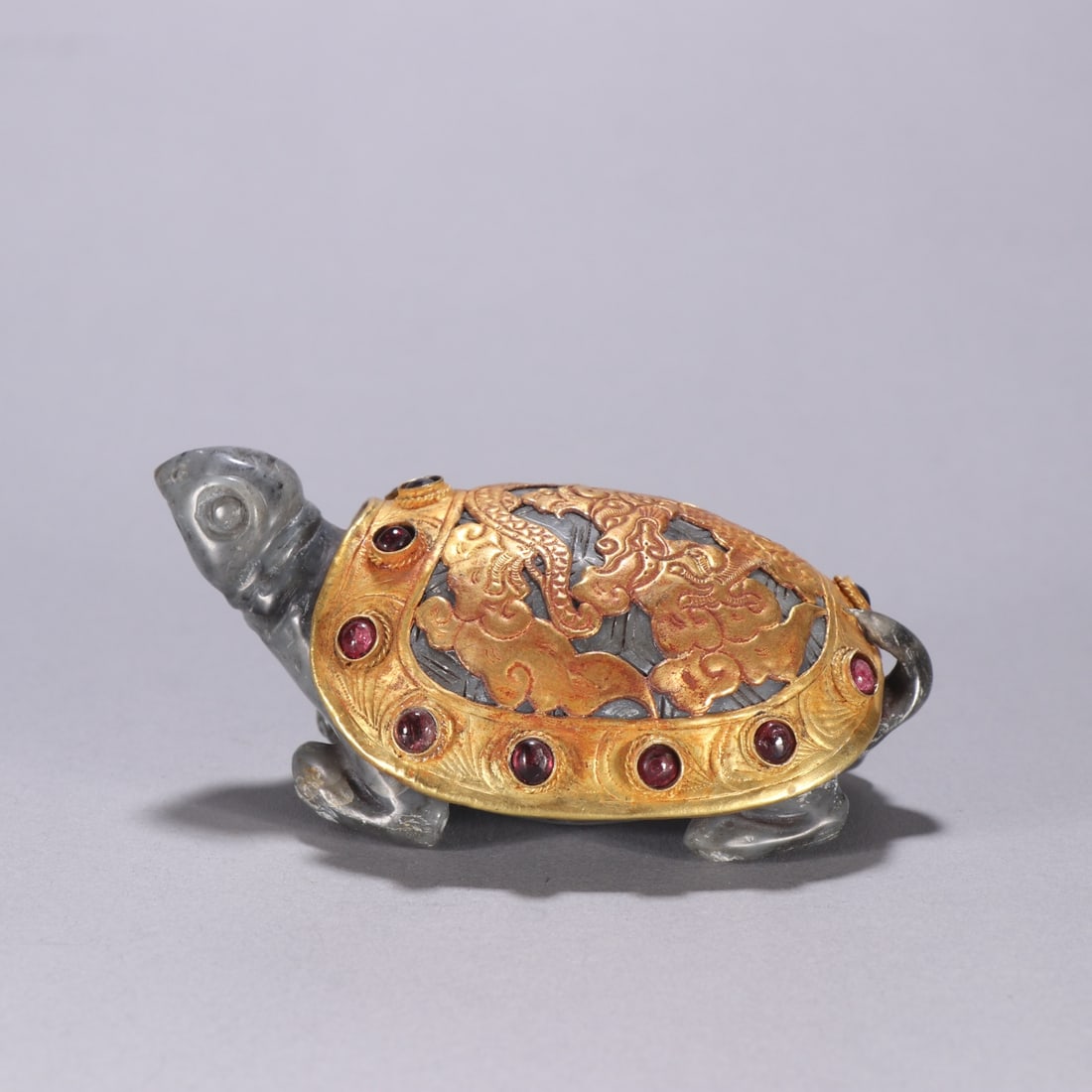 An Exquisite White Jade Cover with Gold Inlaid Gems ??Ornament: An Exquisite White Jade Cover with Gold Inlaid Gems ??Ornament Qing Dynasty, China Size:1.7inx3.6in白玉包金龟摆件 中国清代 Size:4.4cmx