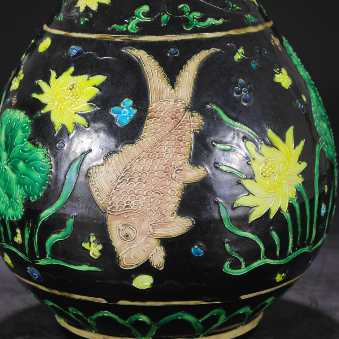 An Exquisite Enamel Fish and Lotus Pattern Vase - 8