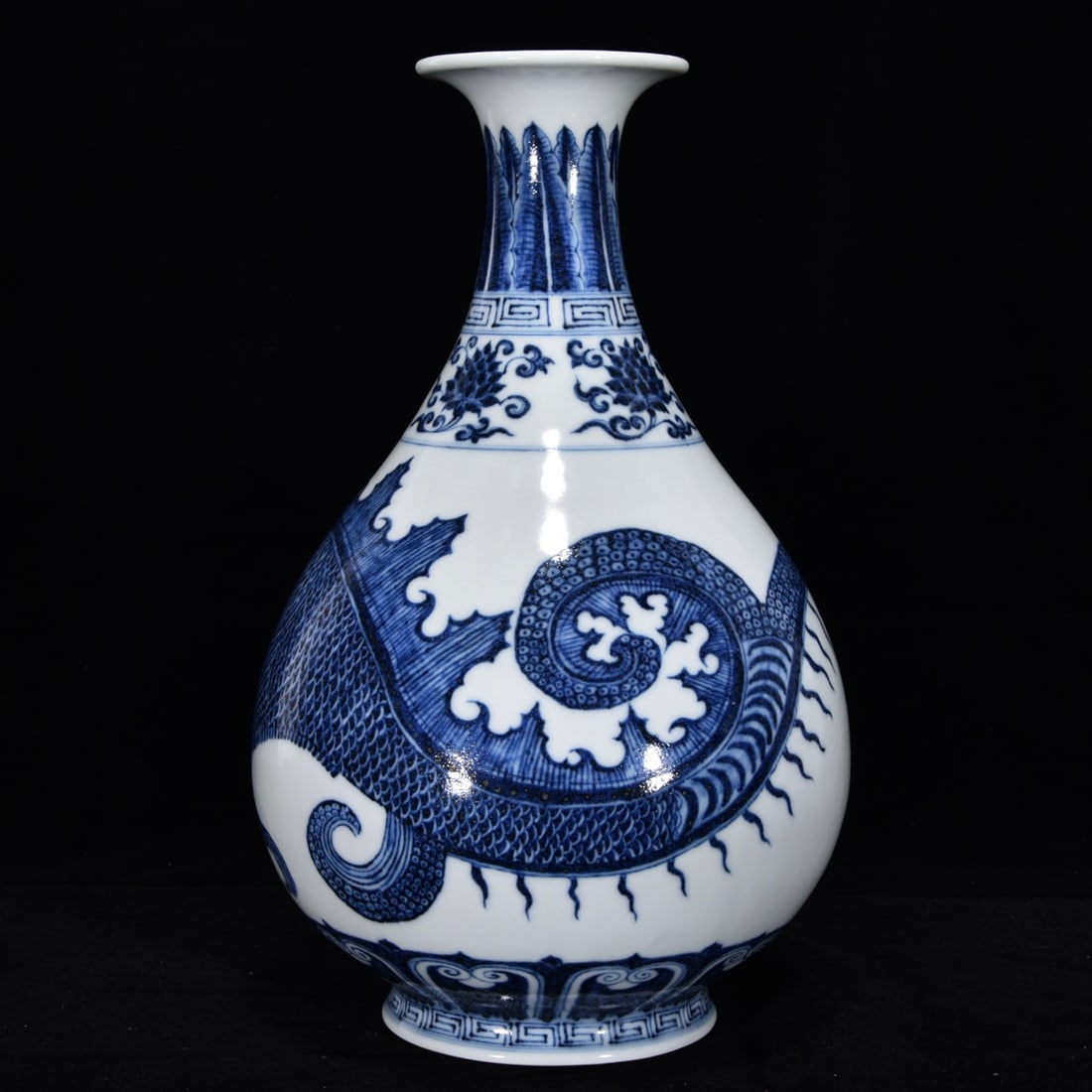 An Exquisite Blue and White Dragon Pattern Lotus Pattern Vase - 2