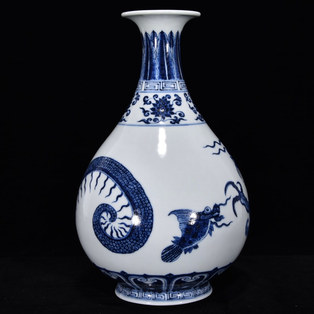 An Exquisite Blue and White Dragon Pattern Lotus Pattern Vase - 3