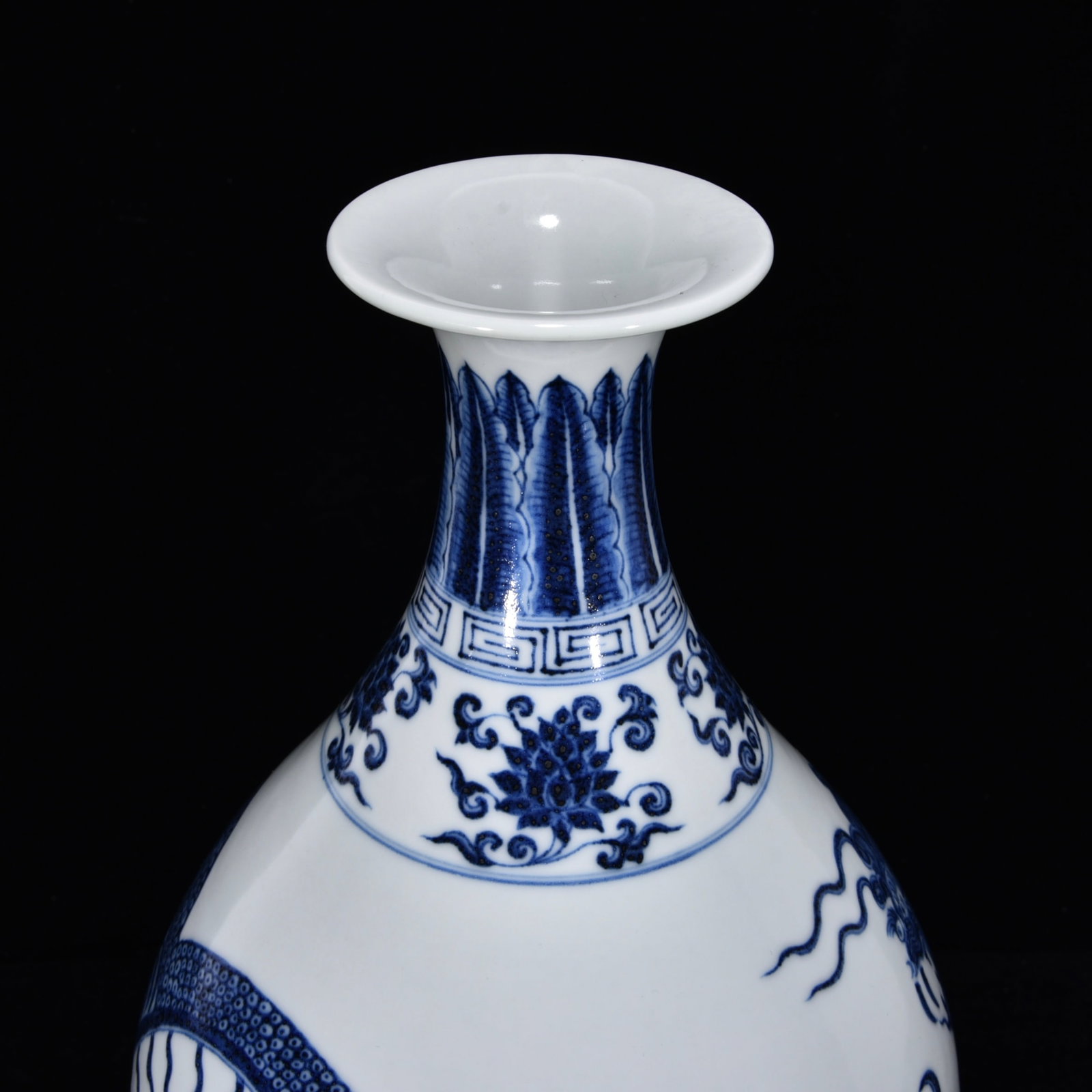 An Exquisite Blue and White Dragon Pattern Lotus Pattern Vase - 4