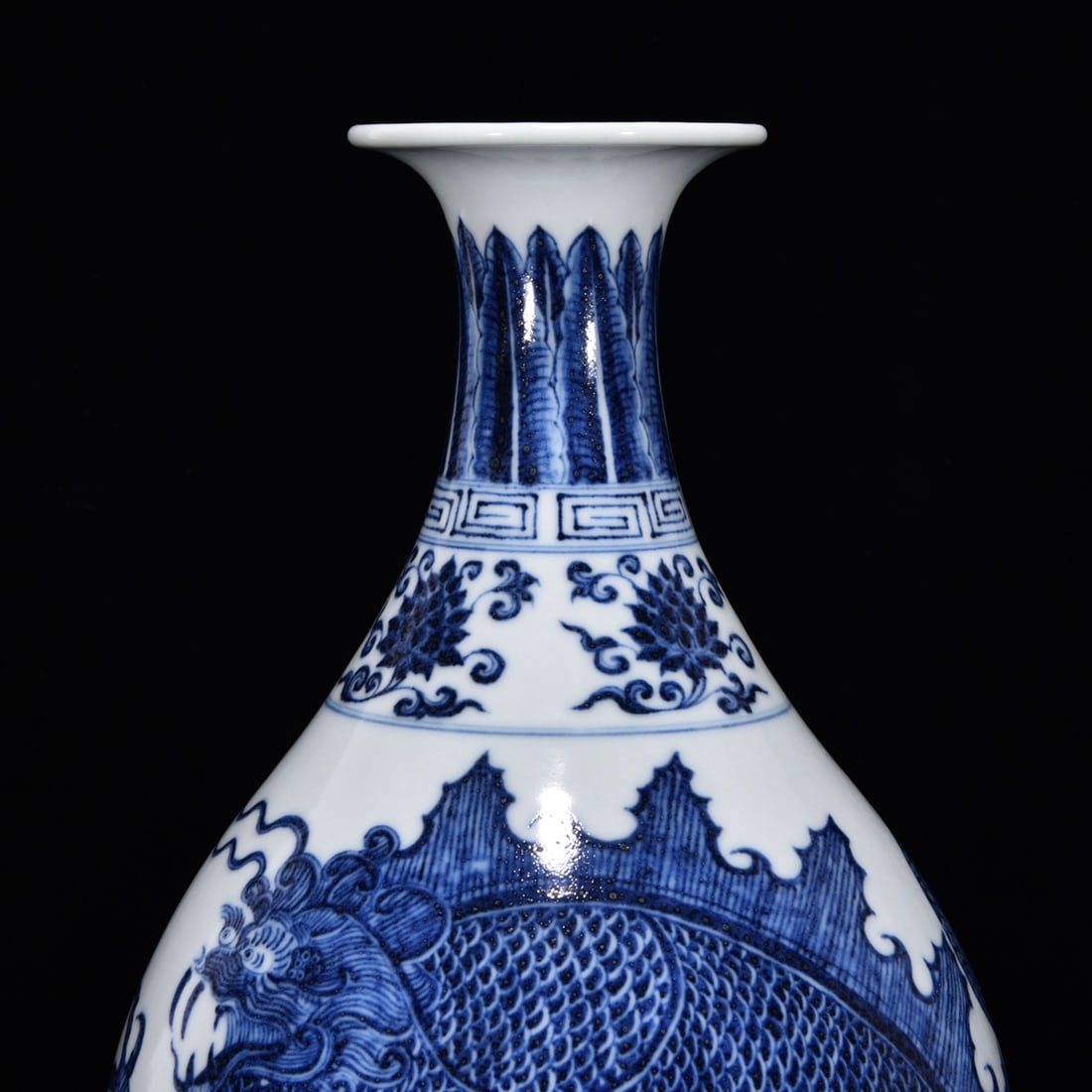 An Exquisite Blue and White Dragon Pattern Lotus Pattern Vase - 5