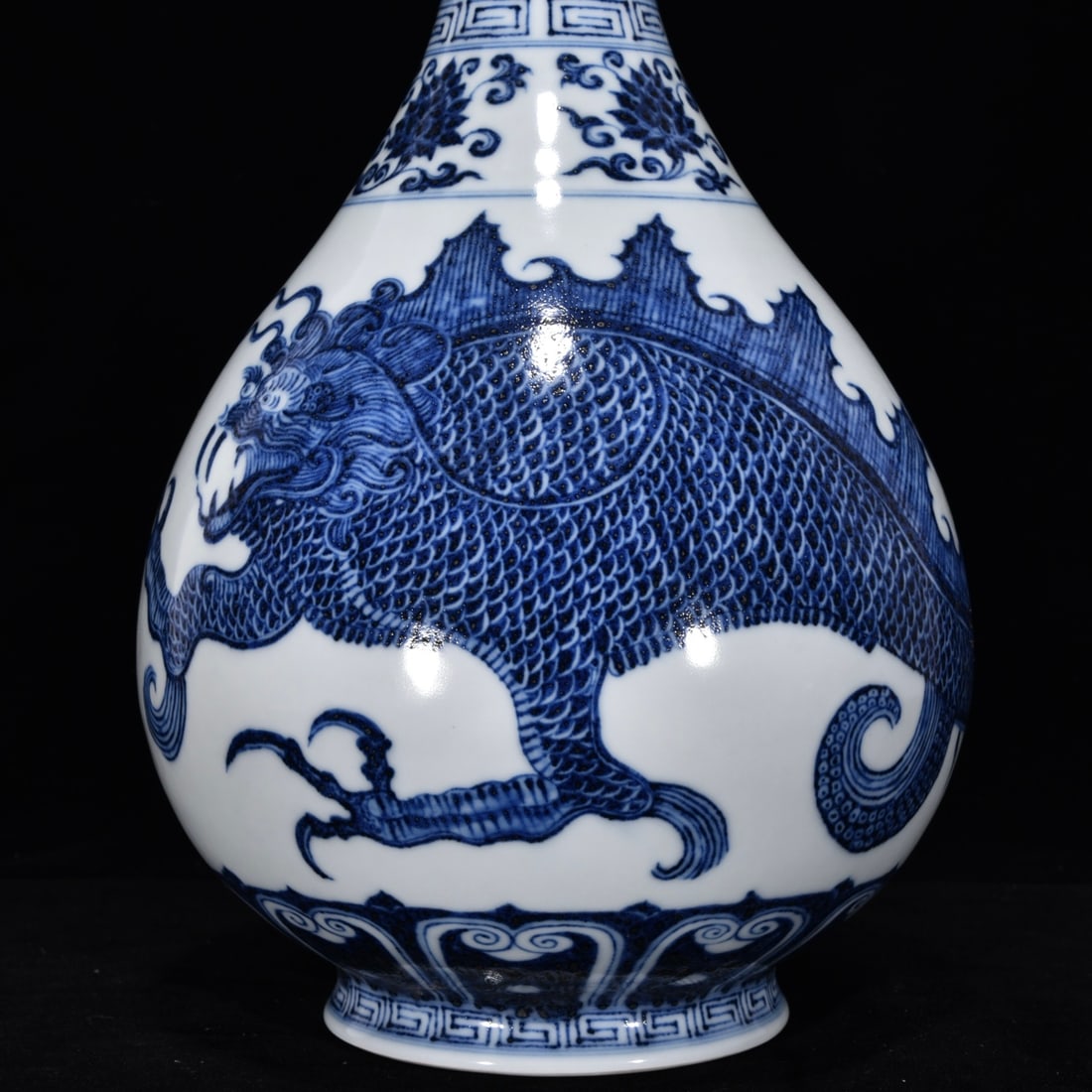 An Exquisite Blue and White Dragon Pattern Lotus Pattern Vase - 6
