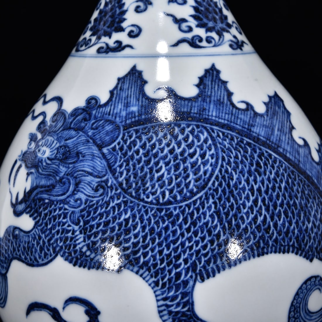 An Exquisite Blue and White Dragon Pattern Lotus Pattern Vase - 7