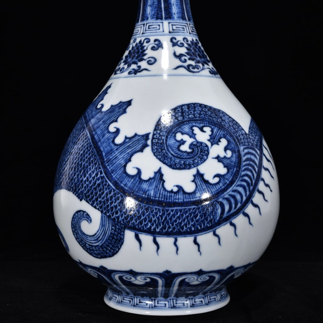 An Exquisite Blue and White Dragon Pattern Lotus Pattern Vase - 8