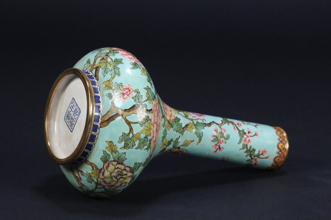 An Exquisite Bronze Painted Enamel Flower Pattern Vase - 5