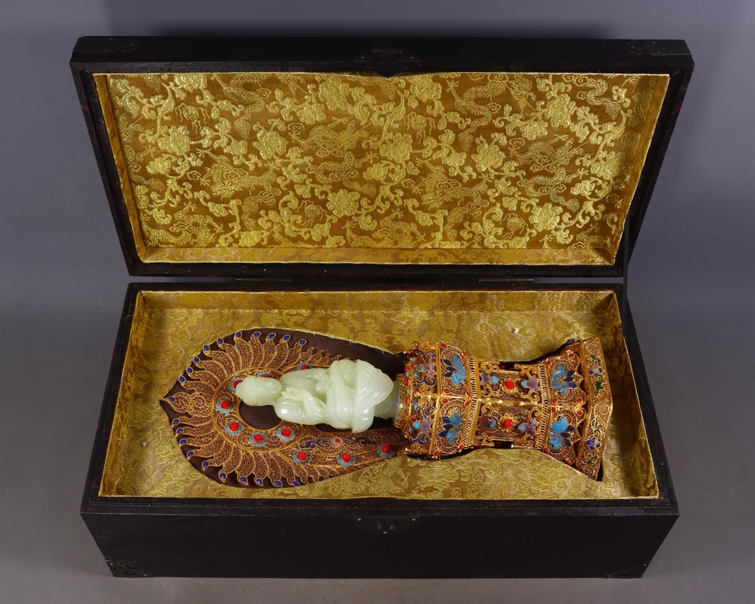 An Exquisite Gilt Bronze Inlaid White Jade Buddha Statue: An Exquisite Gilt Bronze Inlaid White Jade Buddha Statue Qing Dynasty, China Qianlong Four-character Mark Size:14.6inx5.9inx5.7in Weight:1516g铜鎏金镶嵌白玉&#