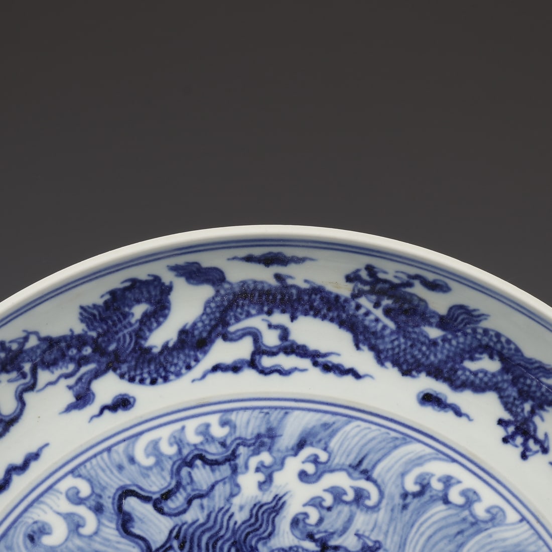 An Exquisite Blue and White Seawater Pattern Dragon Pattern Plate - 2