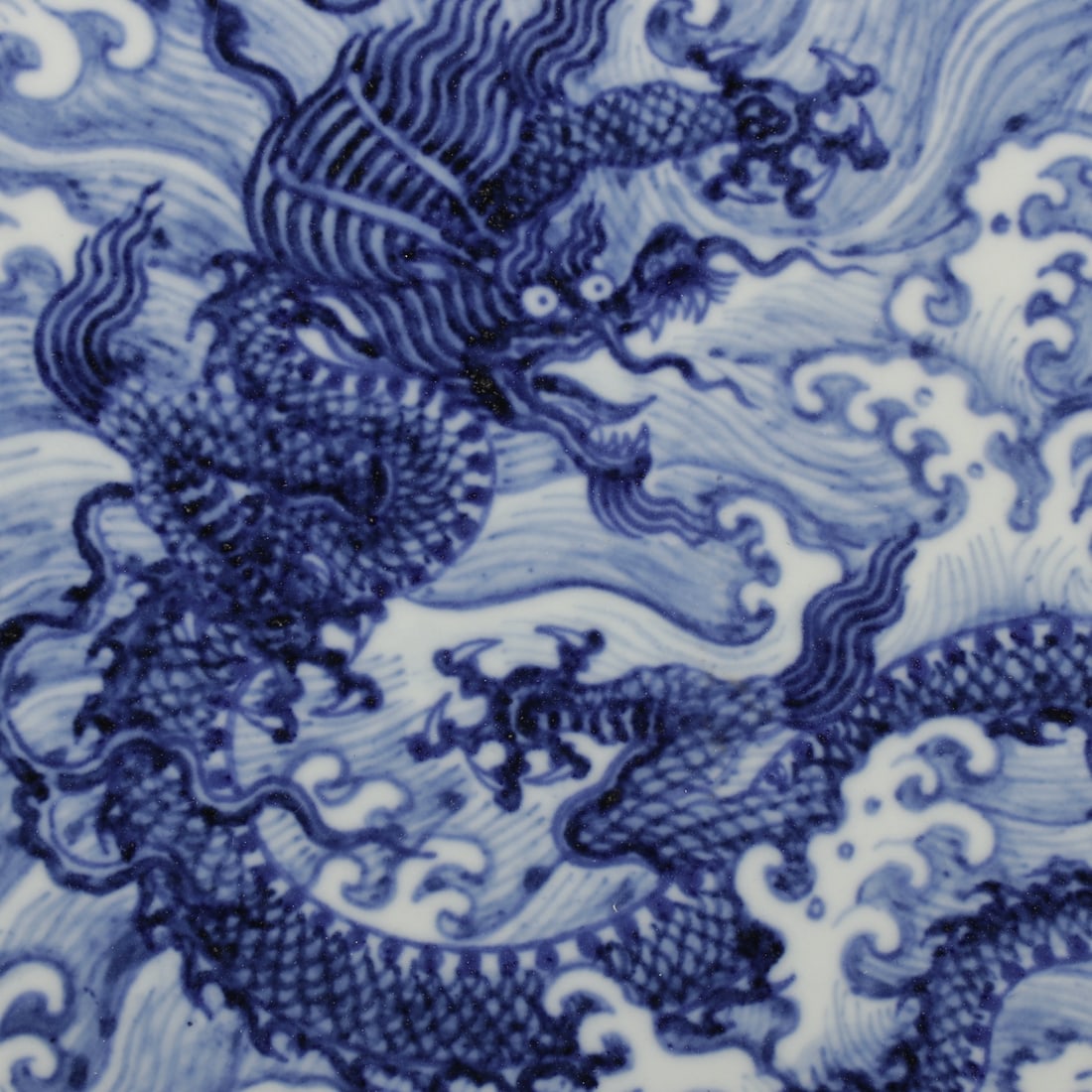 An Exquisite Blue and White Seawater Pattern Dragon Pattern Plate - 3