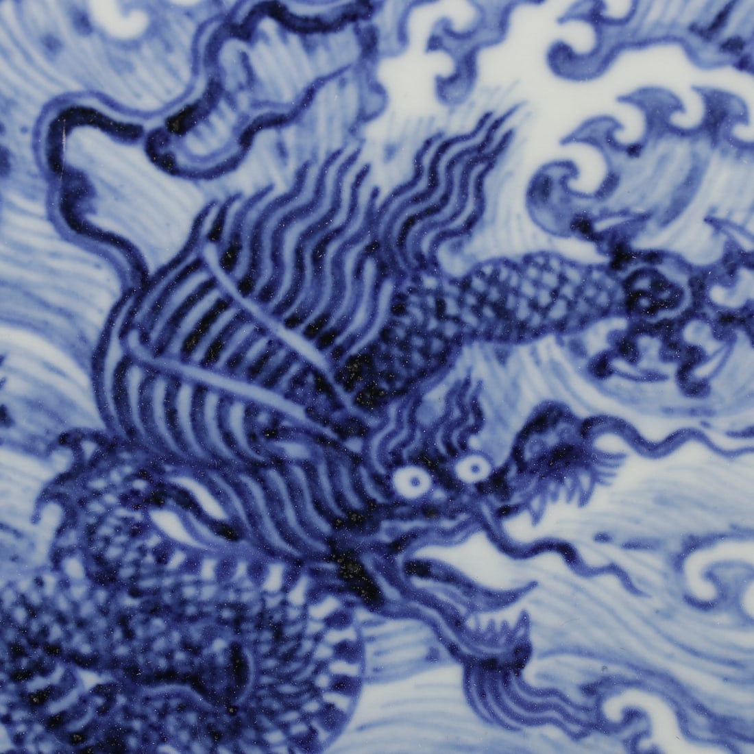 An Exquisite Blue and White Seawater Pattern Dragon Pattern Plate - 4