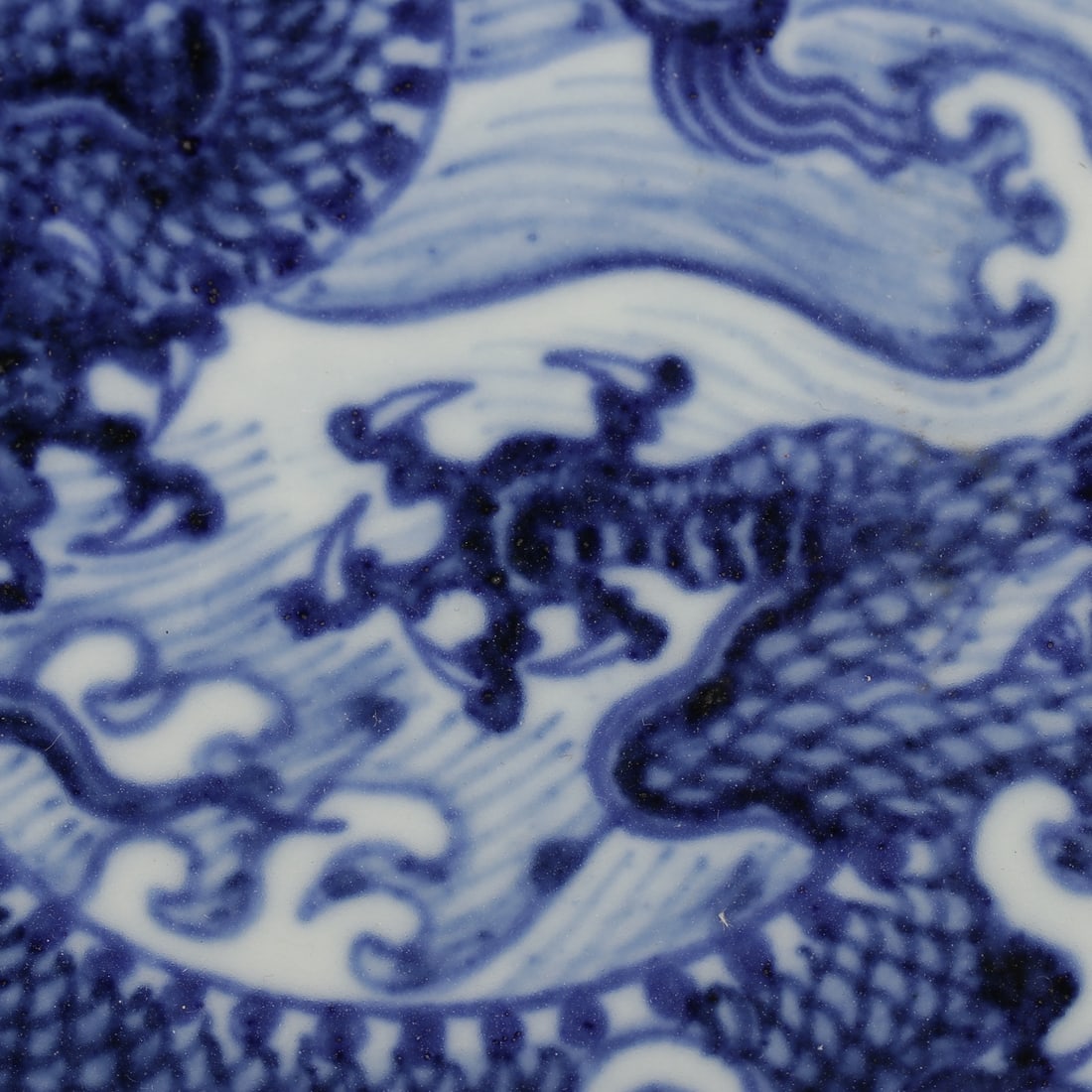 An Exquisite Blue and White Seawater Pattern Dragon Pattern Plate - 5