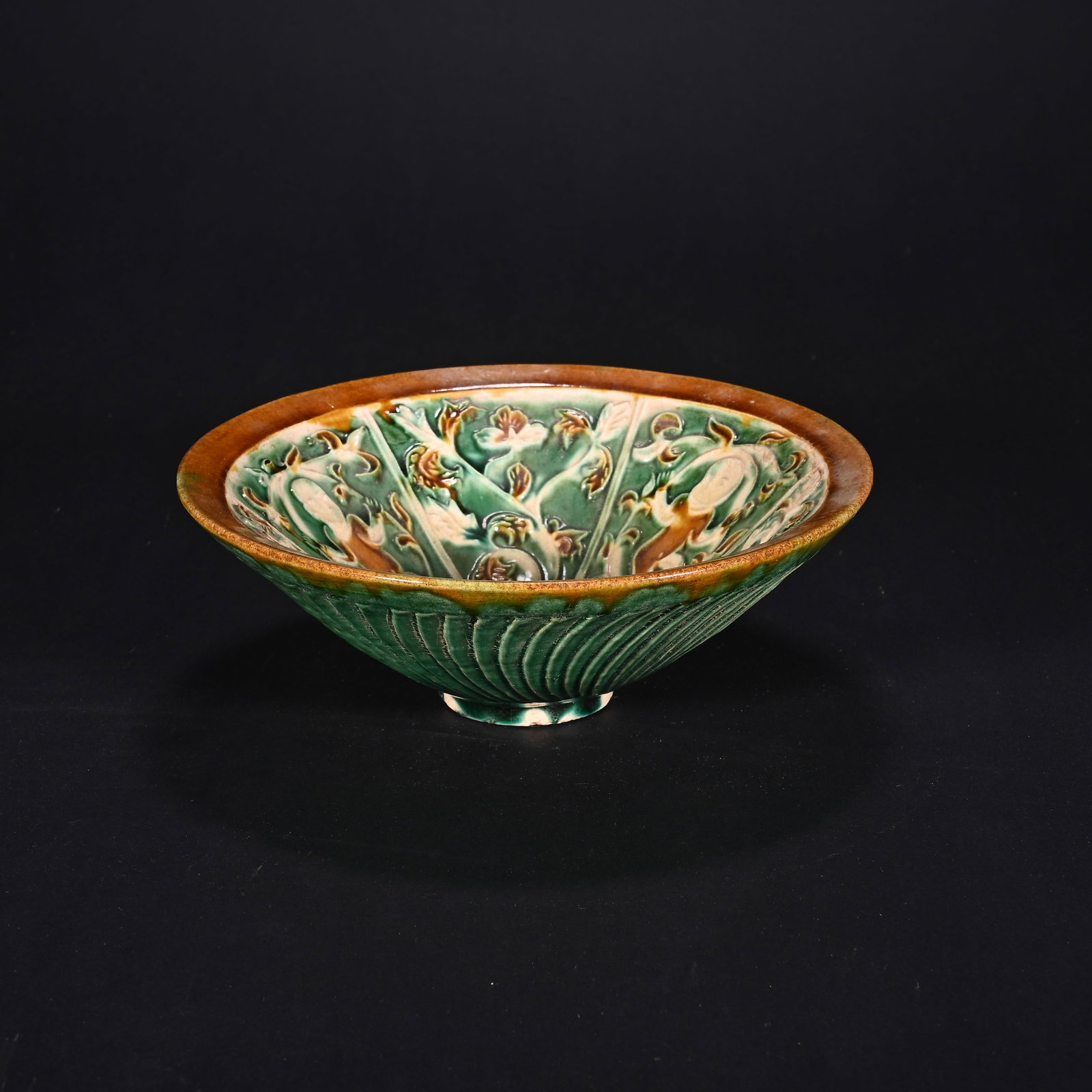 An Exquisite Tang Tri-Color Glazed Pottery Figure Pattern Bowl (1 of 8)