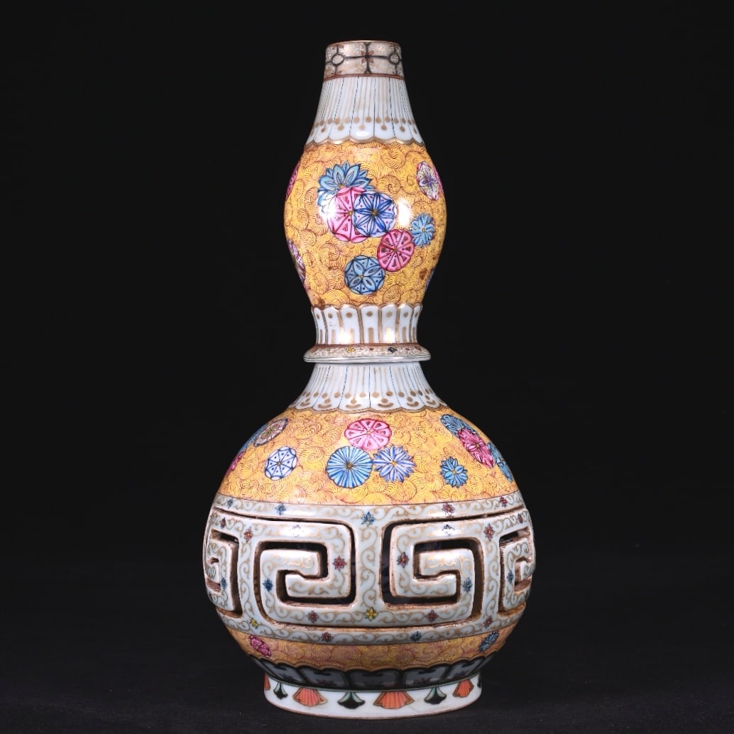 A Exquisite Guan yao Enamel Flower Pattern Vase: A Exquisite Guan yao Enamel Flower Pattern Vase,Qing Dynasty, China,Qianlong Six-character Mark,Size:12.4inx6.5in