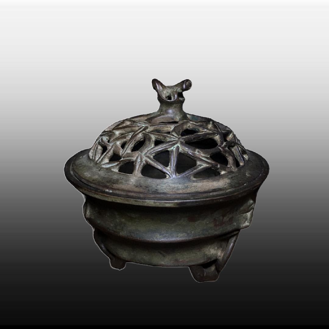 A Exquisite Bronze Censer (1 of 9)
