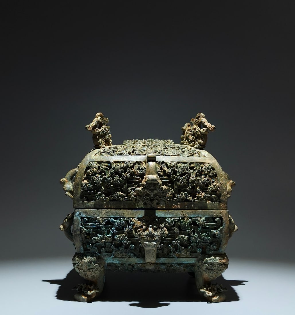 A Exquisite Bronze Dragon Pattern Box: A Exquisite Bronze Dragon Pattern Box,Han Dynasty, China,Size:10.2inx11inx8.5in 青铜龙纹盒,中国汉代