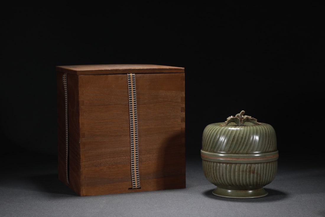 A Exquisite Yue Kiln Celadon Glazed Box: A Exquisite Yue Kiln Celadon Glazed Box,Five Dynasties,Size:5.3inx4.5in 越窑青瓷盒,五代