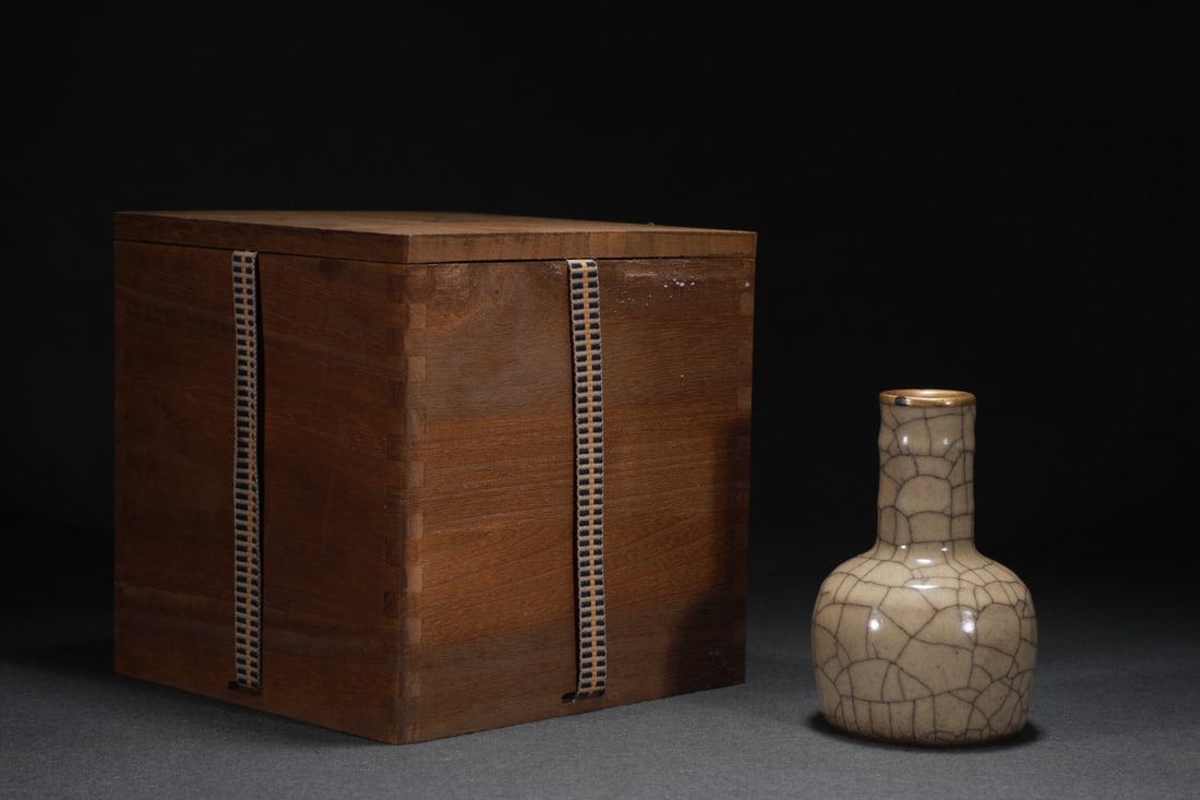 A Exquisite Ge Kiln Beige Glazed Inlaid Gold Rim String Pattern Vase: A Exquisite Ge Kiln Beige Glazed Inlaid Gold Rim String Pattern Vase,Song Dynasty, China,With Mark,Size:4.3inx3in 哥窑米黄釉镶金扣弦纹ல