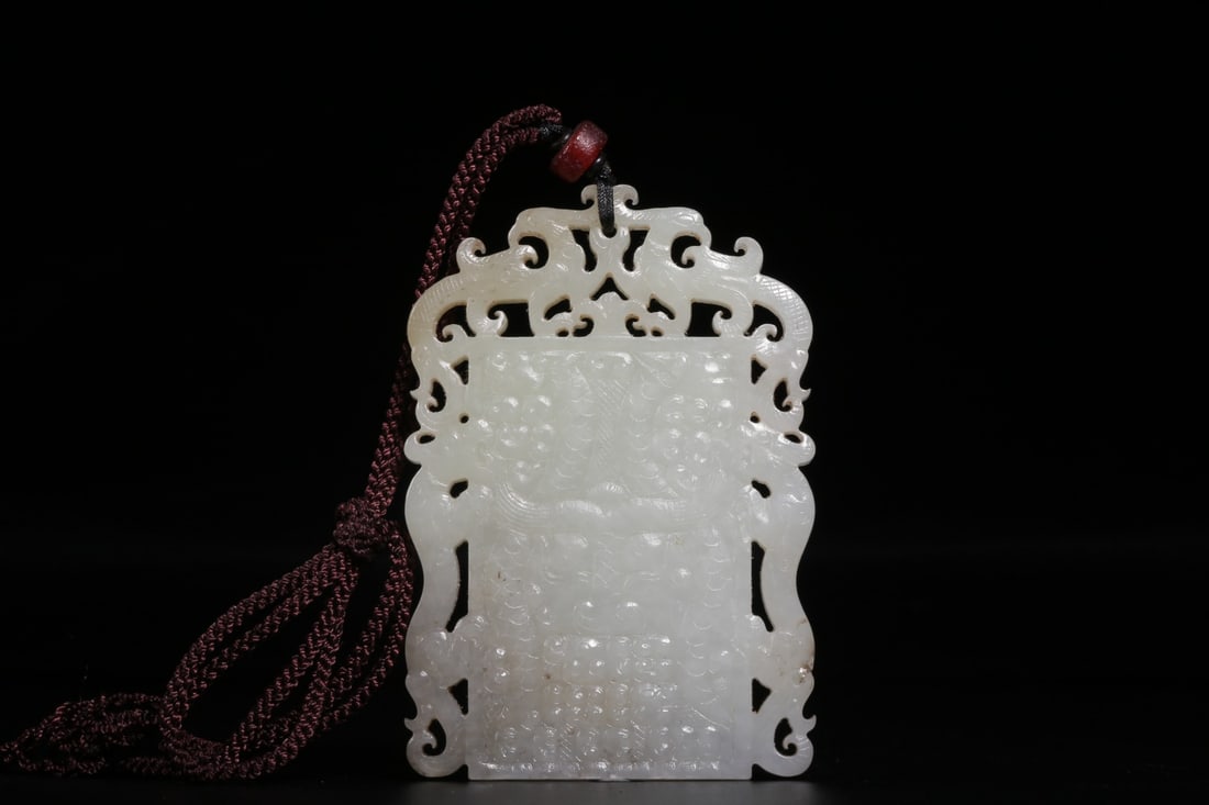 A Exquisite Hotan White Jade Dragon Pattern jade pendant: A Exquisite Hotan White Jade Dragon Pattern jade pendant,Qing Dynasty, China,Size:3.1inx2.1inx0.2in ,Weight:54g 和田白玉龙纹佩,中国清代